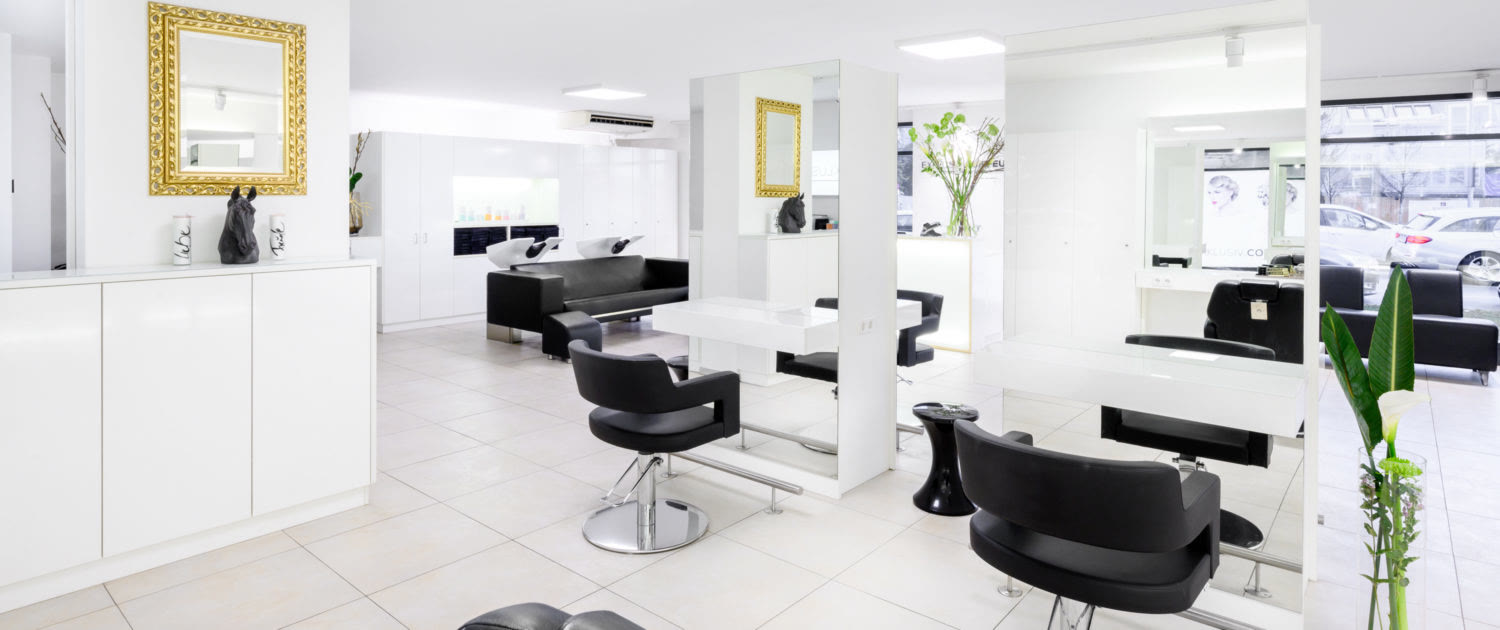 Waschplätze und Spiegelwand im Premium Friseursalon in Wien 1220